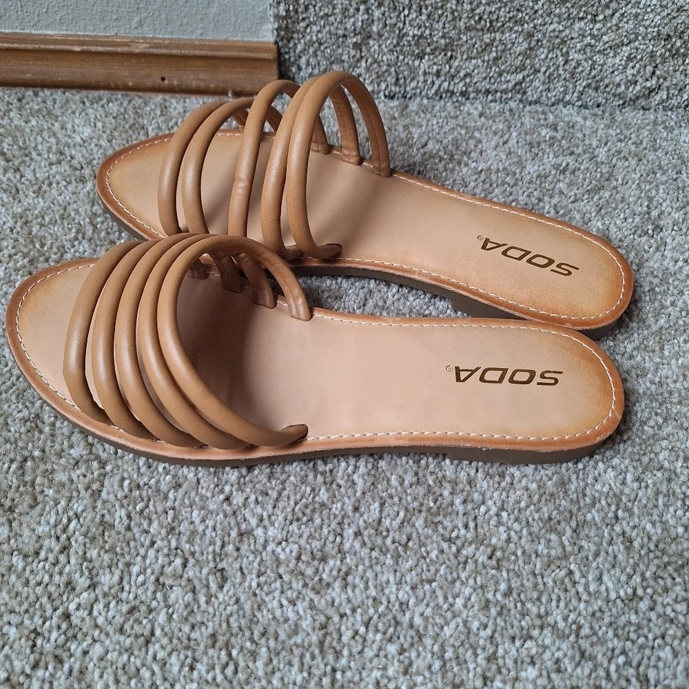 NWOT Soda Womens Slip On Tan Multi Band Flats Size 9